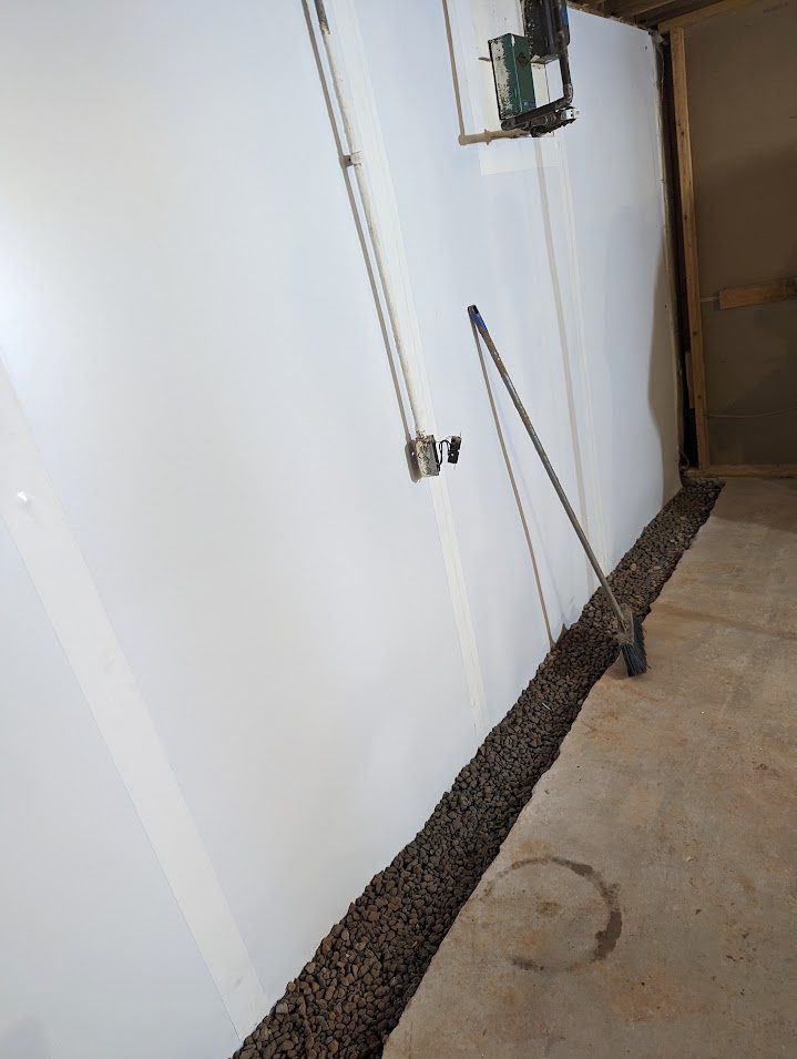 Angled wall liner with open perimeter gravel channel