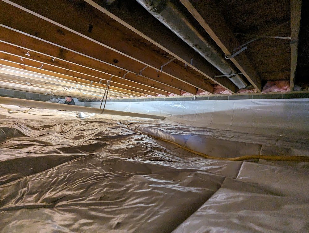 Low crawl space with continuous liner and exposed joists